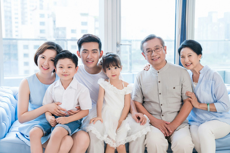 厨房聚会庆祝快乐的一家人沙滩上的海星快乐的一家人聚餐亲情自拍家庭