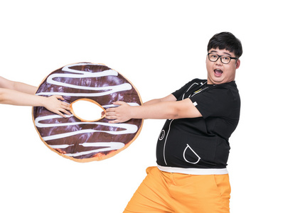 拿着贴纸道具的青年男性图片