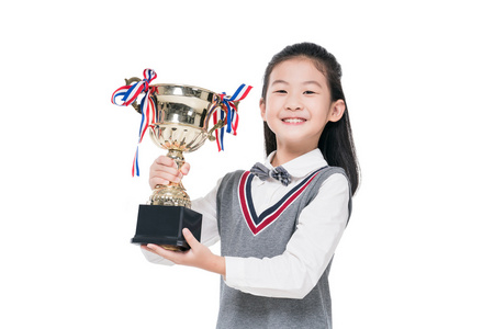 快乐的小学生拿着奖杯快乐的小学生手拿奖杯3d 渲染的图像的三个奖杯
