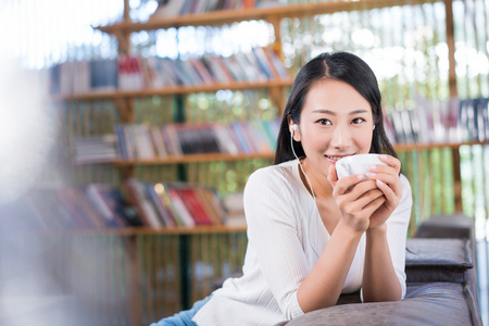阅读时光年轻女子的悠闲时光照片