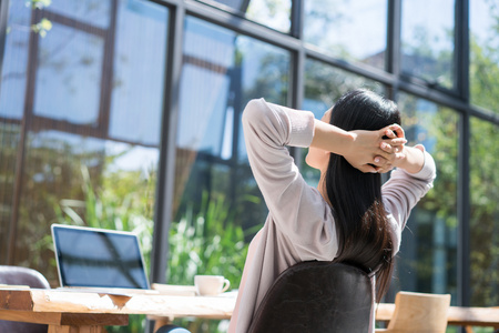 职业女背影图片