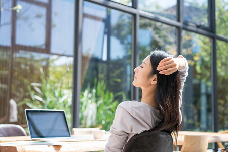 职业女背影图片