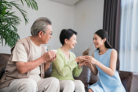 老人家喝茶图片