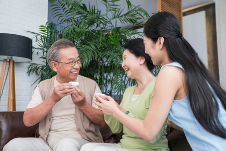 老人家喝茶图片