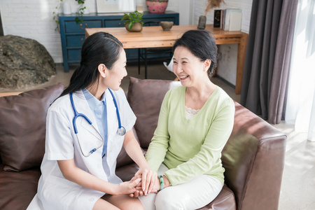 检查身体的女人图片