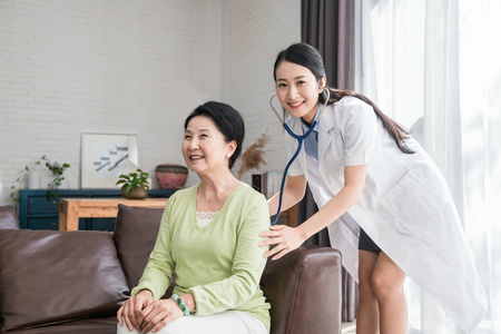 检查身体的女人图片