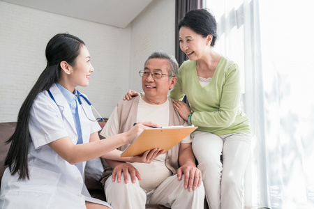 医生夫妻年轻女医生在给一对老夫妻检查身体照片