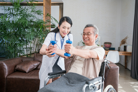 年轻的女医生在给老人做康复