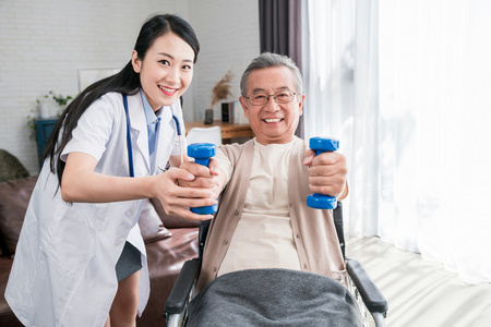 年轻的女医生在给老人做康复