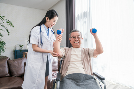 年轻的女医生在给老人做康复照片