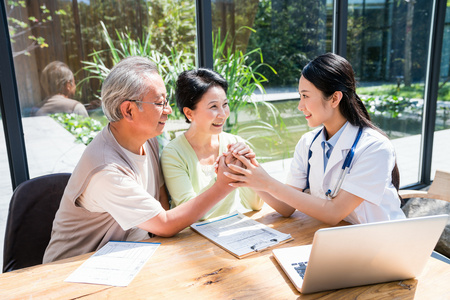 医生夫妻年轻女医生给一对老夫妻检查身体照片