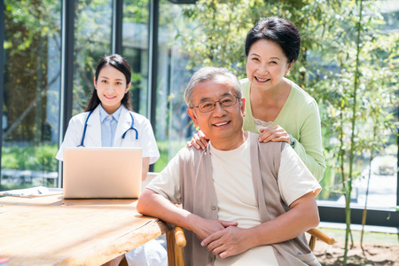 医生夫妻年轻女医生在给一对老夫妻检查身体照片