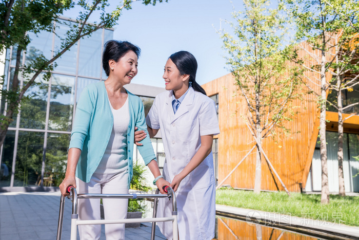 一个年轻女医生给一个老年人康复