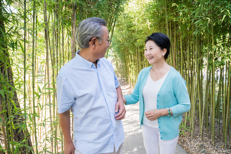 一对老夫妻在竹林散步照片