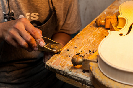 匠人制作小提琴照片