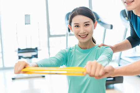 大胆私拍年轻女子在私教的指导下健身照片