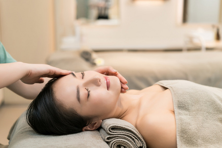 做面部美容的年轻女子照片