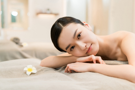 面部美容的年轻女子做面部美容的年轻女子常规的美容保养,女人在镜子