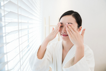 穿着浴衣的年轻女子站在窗边