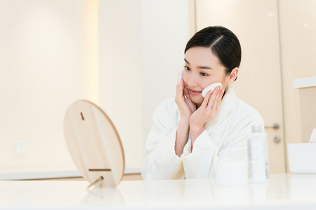 年轻女子护肤照片