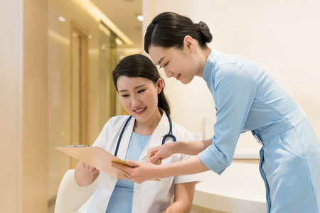 医生护士对话沟通照片