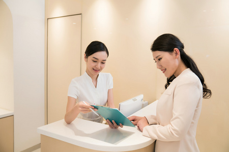 年轻女子接待客户照片