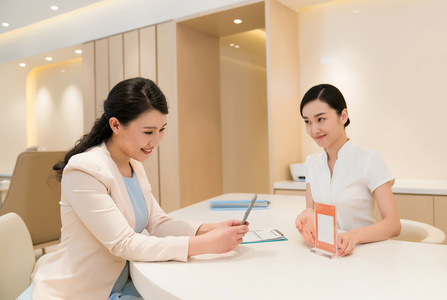 怎样扫码关注年轻女子接待客户照片