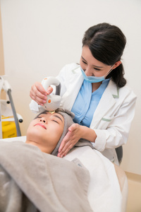 专业医生给年轻女子做美容照片