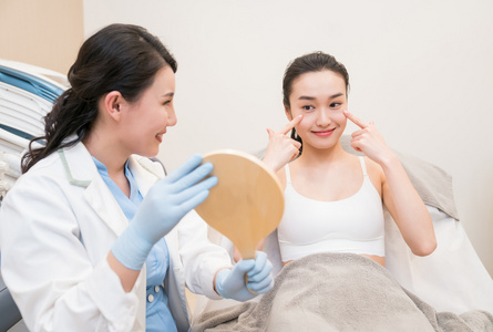 专业医生接待年轻女子照片