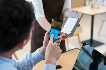 结账顾客刷卡结账照片
