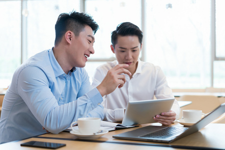 男士杯子商务男士交流商谈照片