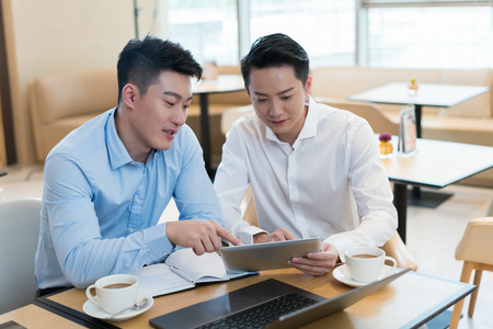 男士杯子商务男士交流商谈照片