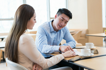 商务人士交流商谈照片