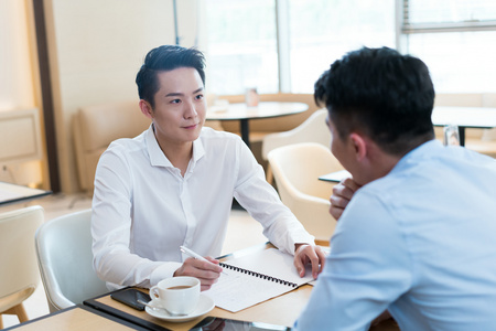 商务人士交流商谈照片