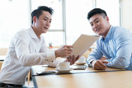 商务人士交流商谈照片