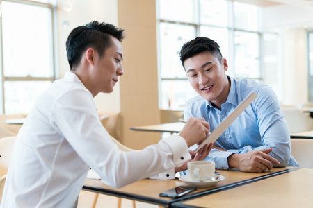 商务人士交流商谈照片