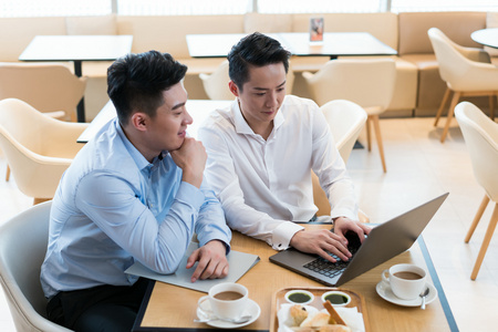 商务人士交流商谈照片