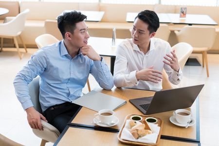 商务人士交流商谈照片