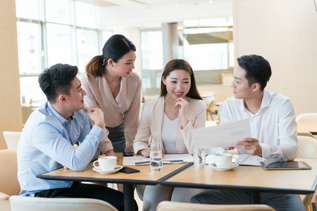 中国人讨论图片-中国人讨论素材-中国人讨论插画-摄图新视界