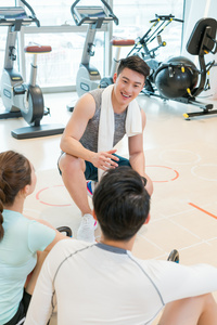 年轻人在私教指导下健身照片