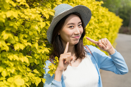 年轻女子旅游