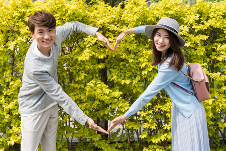 年轻情侣旅游照片