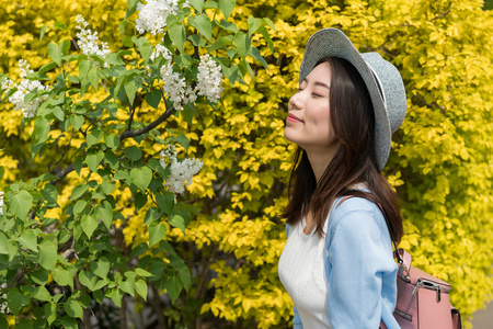 年轻女子旅游