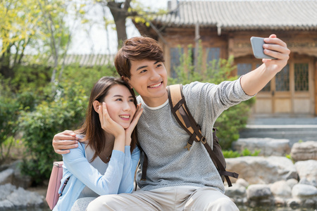 年轻情侣旅游自拍照片