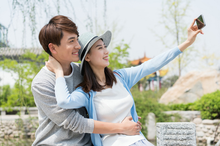 年轻情侣旅游自拍照片