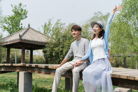 年轻情侣旅游快乐的年轻情侣快乐的年轻情侣背包旅行快乐的年轻情侣