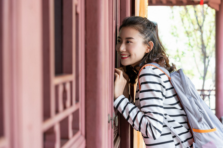 年轻女子旅游