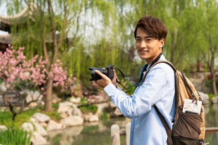 年轻男子旅游照片