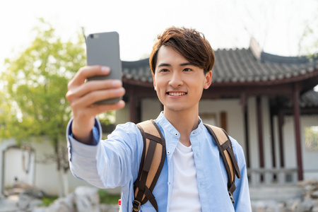 年轻男子旅游照片