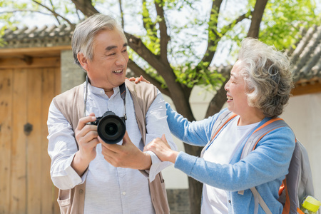 悠闲的老人图片